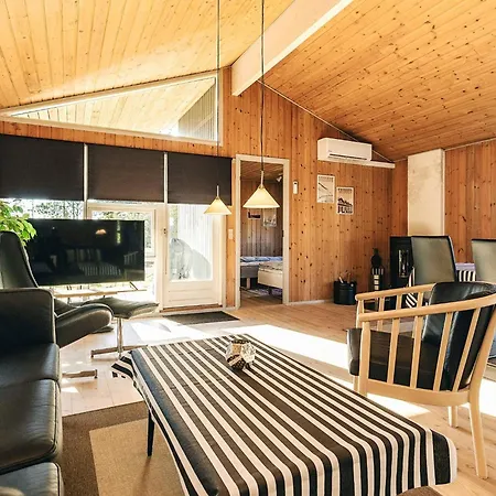 8 Person In Albaek-by Traum *